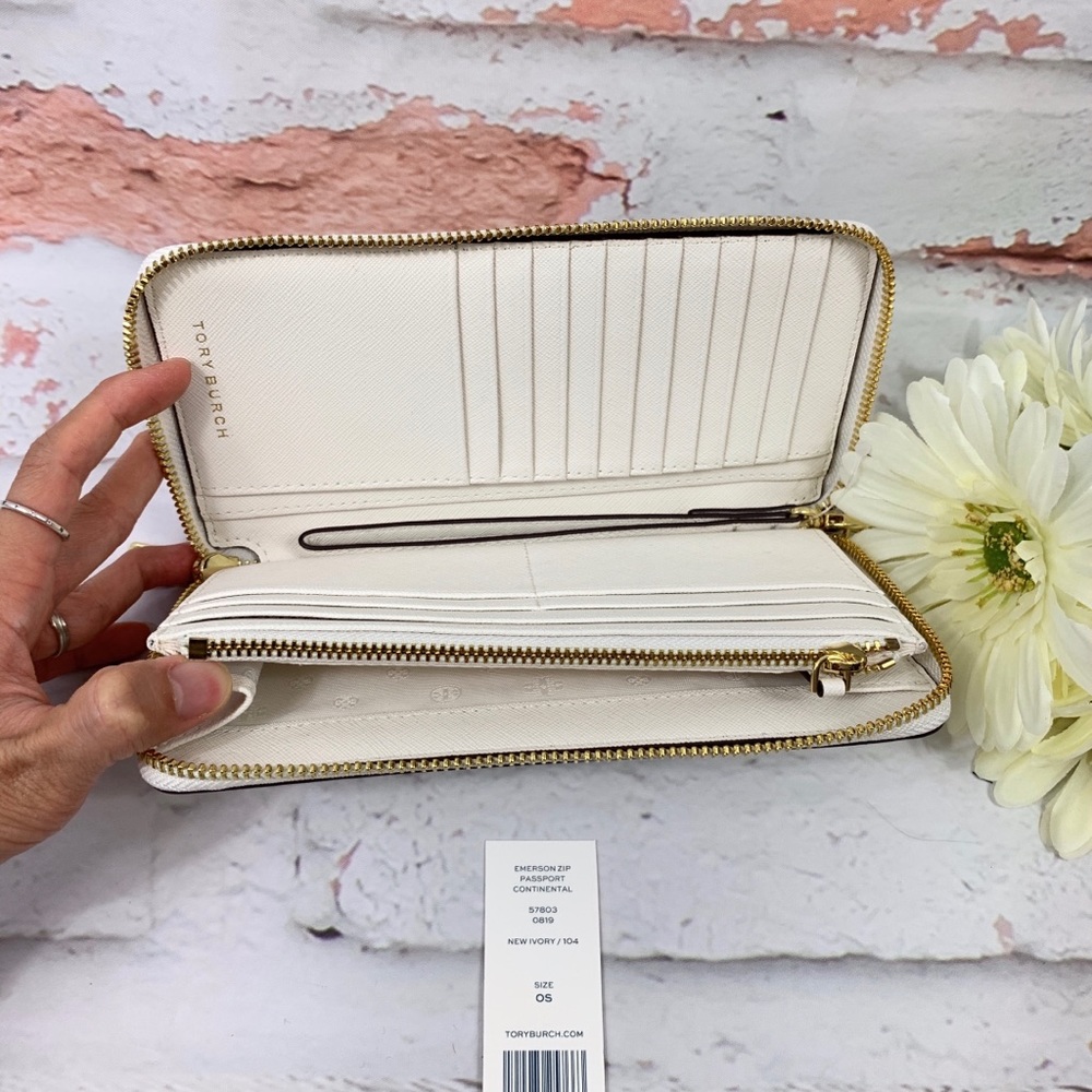❗️SALE ❗️Tory Burch New Ivory Passport Zip Wallet - Picture 6 of 6
